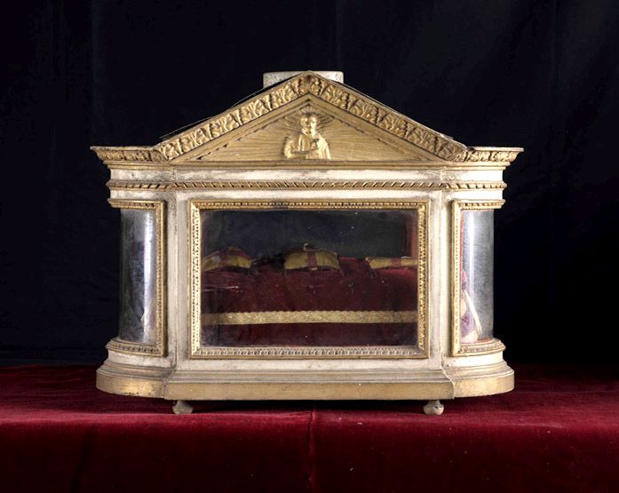 Reliquaire en bois de style néo-classique, 1ere moitié du 19e siècle, avec une représentation de saint Augustin. Dimensions (en cm) : h = 41, l = 53, pr = 26.