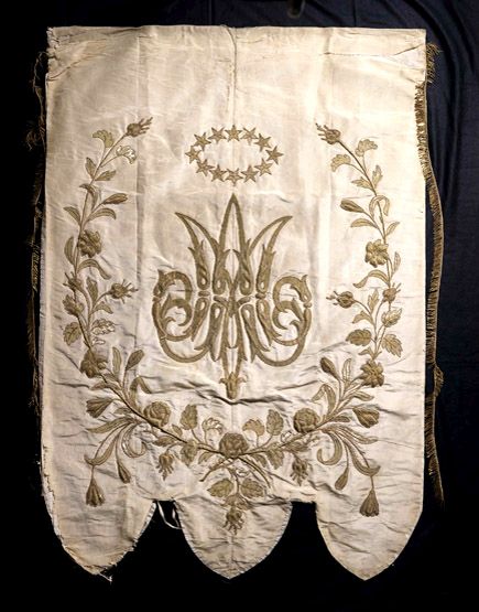 Bannière de procession à monogramme marial, soie blanche et broderies en fil d'or, fin du 19e siècle.