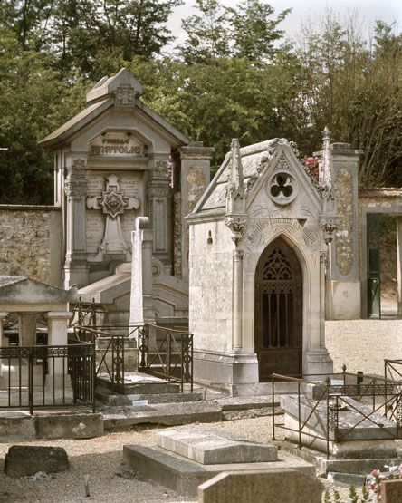 chapelle funéraire de style néo-gothique des familles Poulain et Coulon