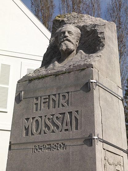 monument à Henri Moissan