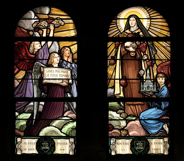 11 verrières historiées : apparitions ; guérisons ; enfance de Bernadette Soubirous ; sainte Thérèse de Lisieux ; couronnement du roi Charles VII