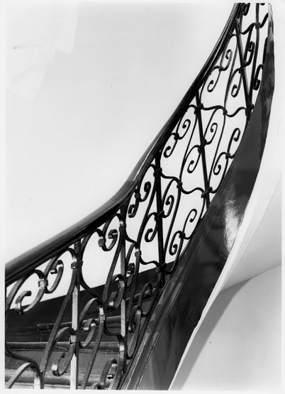 rampe d'appui, escalier d'une maison à porte piétonne