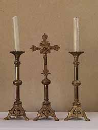 ensemble de 2 chandeliers et croix d'autel (garniture d'autel)