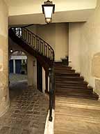 rampe d'appui, escalier d'une maison à porte cochère