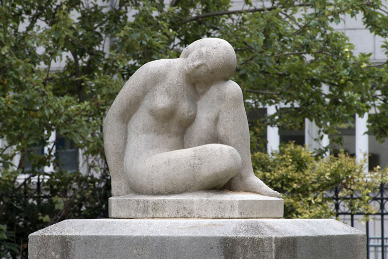 Statue : Femme assise