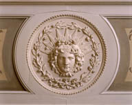 Villa Kermina, grand salon : un élément du décor du plafond, symbolisant le soleil, au-dessus de la cheminée.