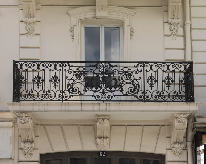 Les maisons et immeubles d'Enghien-les-Bains, Fonte et ferronnerie : détail  du garde-corps du grand balcon ornant l'immeuble, 62 rue du Général de  Gaulle. (IVR11_20089500456NUC4A) - Inventaire Général du Patrimoine Culturel