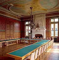 Salle des mariages : vue en direction de la cheminée. Toiles marouflées du plafond peintes par Bourgeon, peintre décorateur au Perreux.