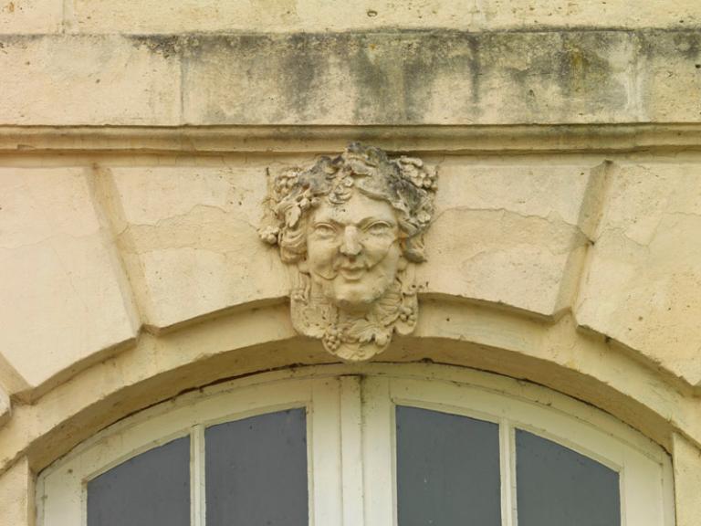 Ensemble du décor d'architecture : 1 bas-relief et 8 mascarons