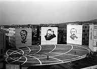 Vue d'ensemble de la place de la Coquille. Les portaits, de gauche à droite de Baudelaire, Victor Hugo, Gérard de Nerval et Mallarmé. Photographie, 1976. (Mairie de Chanteloup-les-Vignes).