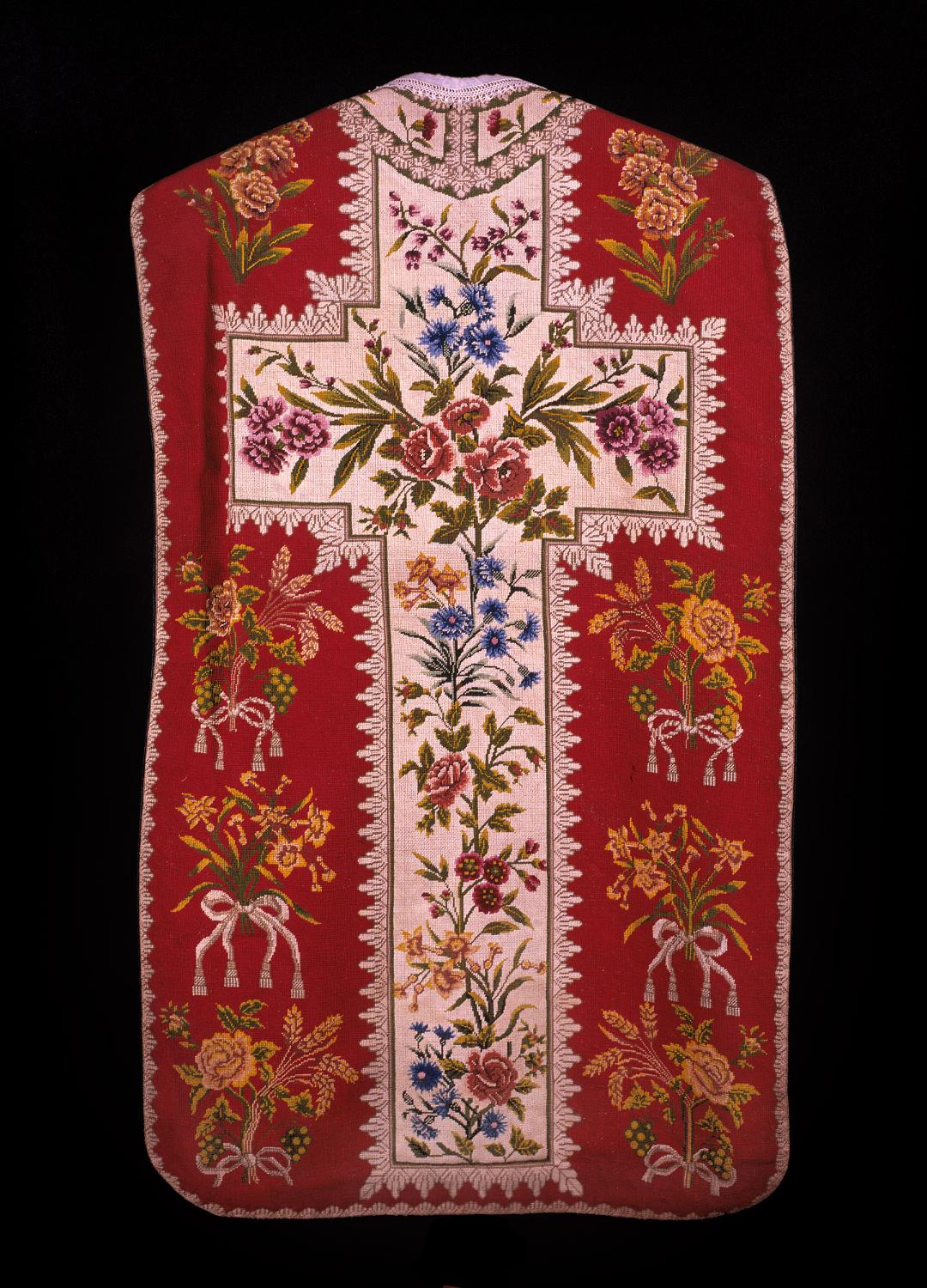 ornement rouge : chasuble, étole, manipule, voile de calice