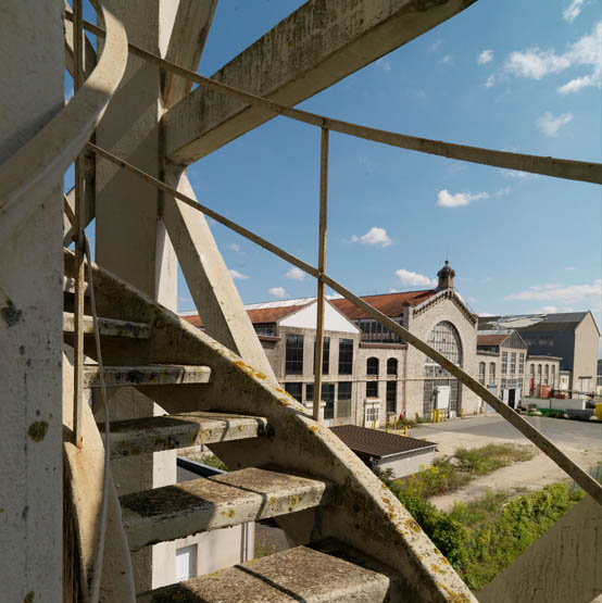 Usine de matériel électrique industriel Schneider et Cie, puis Le Matériel Electrique Scheider-Westinghouse (SW), puis Jeumont-Schneider (JS), actuellement ensemble industriel appelé "Espace Technologique et Industriel de Champagne-sur-Seine" (zone ETIC)