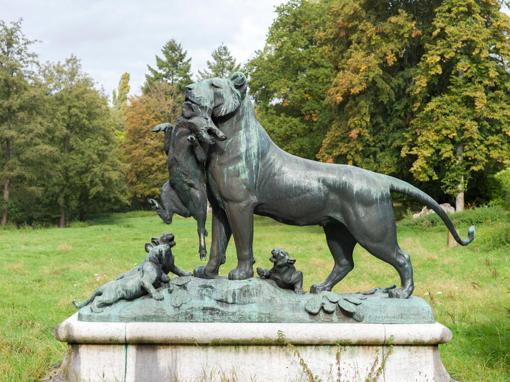 Groupe sculpté : Lionne rapportant un sanglier à ses lionceaux