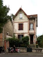 Villa , 50 rue Saint-Bonaventure, étroite et haute, pour s'adapter à une parcelle étroite. Elle porte la date de 1924.