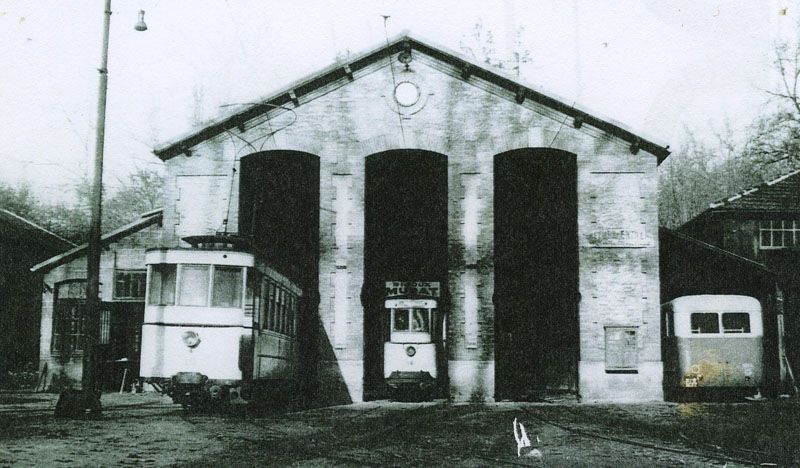 Avon - dépôt de la Compagnie des Tramways de Fontainebleau, puis établissement administratif de la société R. Guignon et Cie, puis magasin de commerce Fiat puis BMW, actuellement restaurant et logement