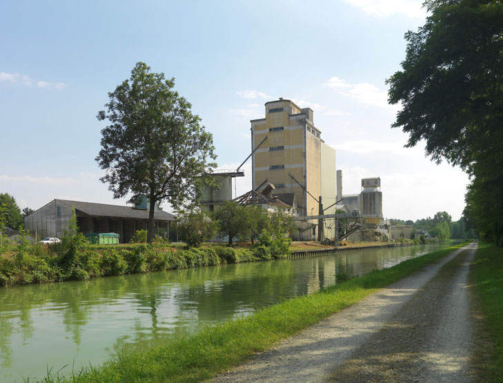 Écuelles - Silo de la coopérative de blé du canton de Moret-sur-Loing, puis de la coopérative agricole "La Brie", actuellement coopérative agricole "110 Bourgogne"