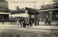 Entrée des ouvriers du comptoire général du batiment Boutard fils, 280, rue de Paris, vers 1910. Carte postale. (Musée de l'histoire vivante, Montreuil. 7 F 27)