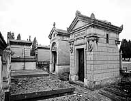 Chapelles funéraires des familles Mérard et Dangin-Germain.