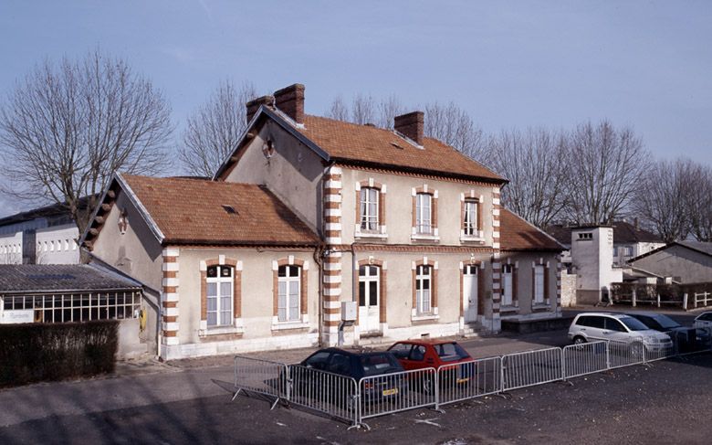 caserne, aujourd'hui école des officiers de gendarmerie nationale (EOGN)