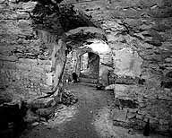 Deuxième niveau de cave au 5, rue du Château : enfilade de caves vers le sud, vue depuis la deuxième salle.