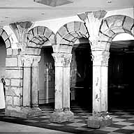 Arcade du cloître, côté ouest (vers la salle capitulaire) : vue de la partie nord, du 3e au 5e pilier, avec l'amorce des voûtes.