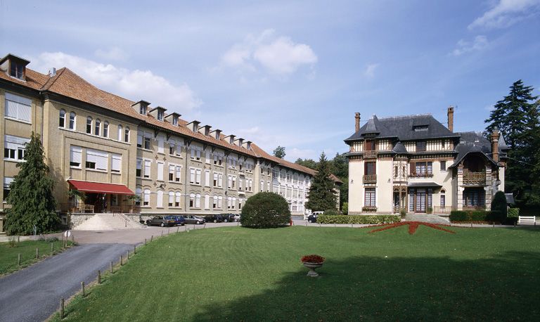 Vue d'ensemble : le sanatorium et la Villa Kermina.