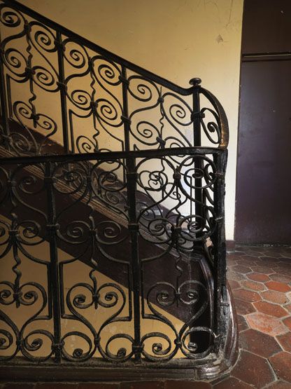 rampe d'appui, escalier d'une maison à porte piétonne