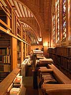 Chapelle de l'abbaye notre-Dame de Chaage. Stalles et livres.