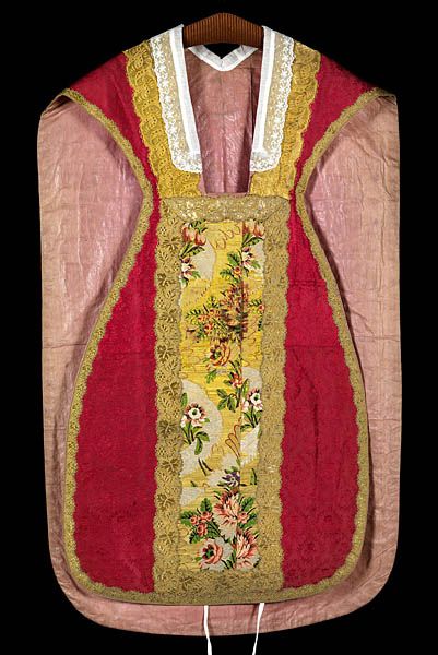 chasuble rouge à décor floral, 1ere moitié du 19e siècle