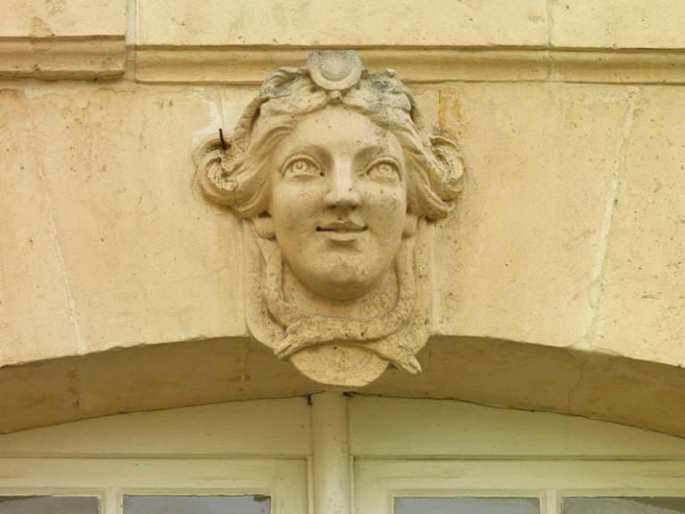 Ensemble du décor d'architecture : 1 bas-relief et 8 mascarons