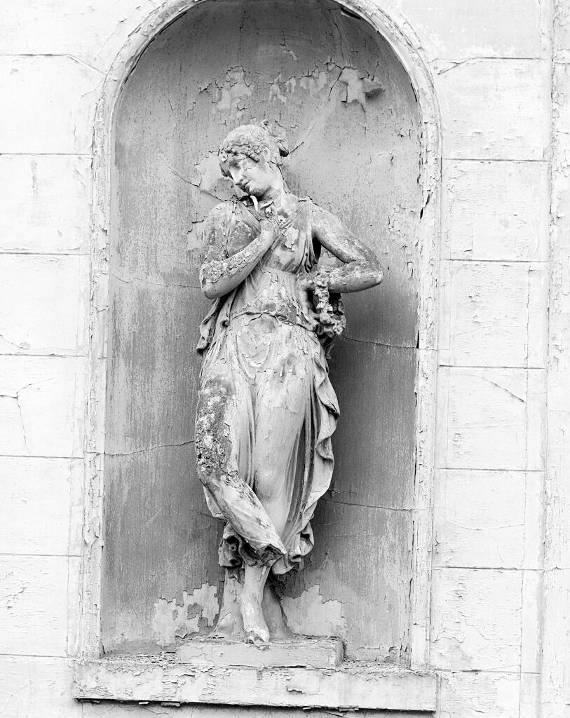 Quatre statues grandeur nature : la musique, le chant, la danse et Diane