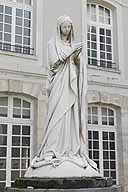Statue en pied de la Vierge de l'Apocalypse. Vue de 3/4.