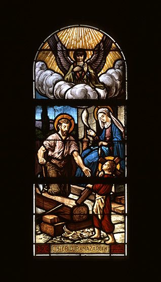 4 verrières figurées : sainte Marguerite-Marie Alacoque, saint Joseph, saint Vincent de Paul, Sainte Famille (baies 11 à 14)