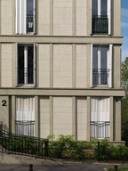 Façade rythmée verticalement grâce aux travées de fenêtres étroites et hautes.