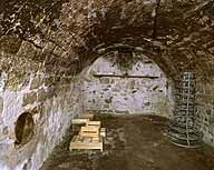 Vue d'ensemble de la cave semi enterrée sous l'ancien logis.