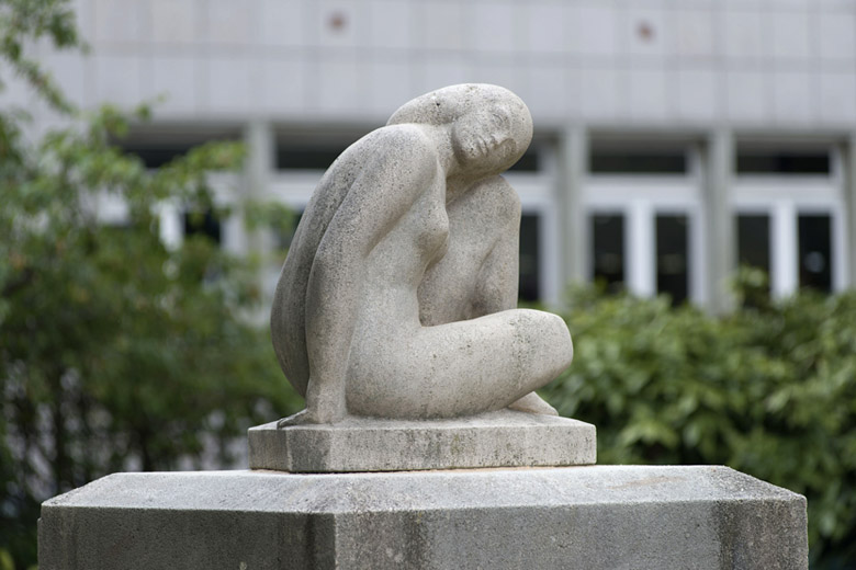 Statue : Femme assise