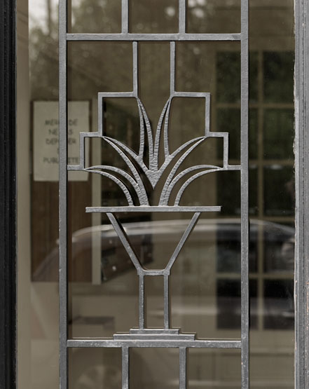 immeuble, 18 rue Gambetta, Détail de la porte d'entrée en ferronnerie :  motif de vase et de plante stylisée traité en fer forgé.  (IVR11_20089500506NUC4A) - Inventaire Général du Patrimoine Culturel