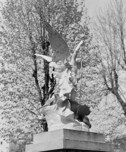 statue : Saint Michel terrassant le dragon