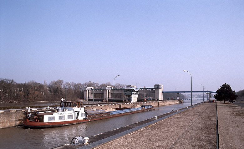 barrage mobile à vannes levantes, écluses