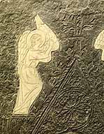 Vue de détail : un ange thuriféraire, dans le coin supérieur gauche de la dalle.