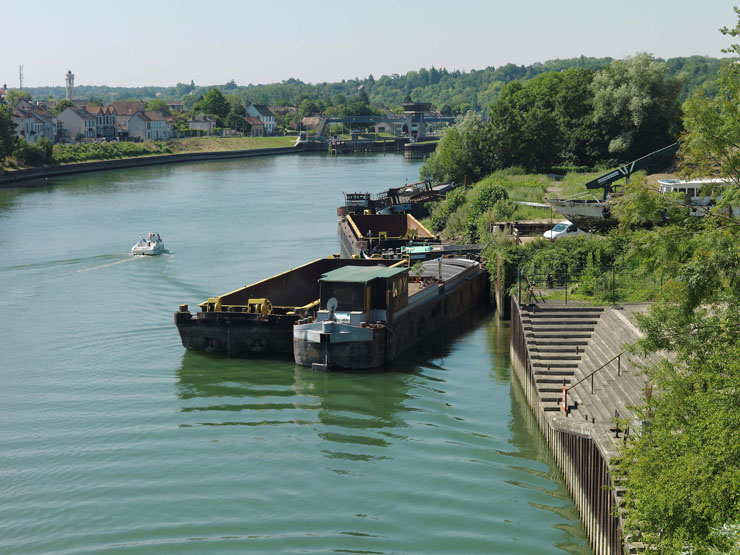 Thomery - Usine de construction navale des anciens établissements L. Tessier, appelée "Chantier naval du Pont de Champagne", puis de la "Société des Chantiers navals de Thomery", puis Morillon-Corvol, puis "Chantier naval du Confluent G. Thalamas