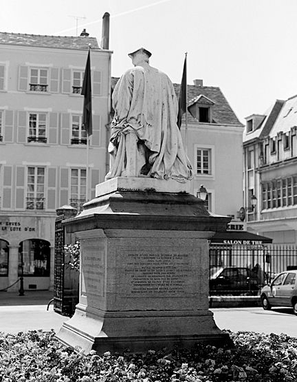 monument à Jacques Amyot