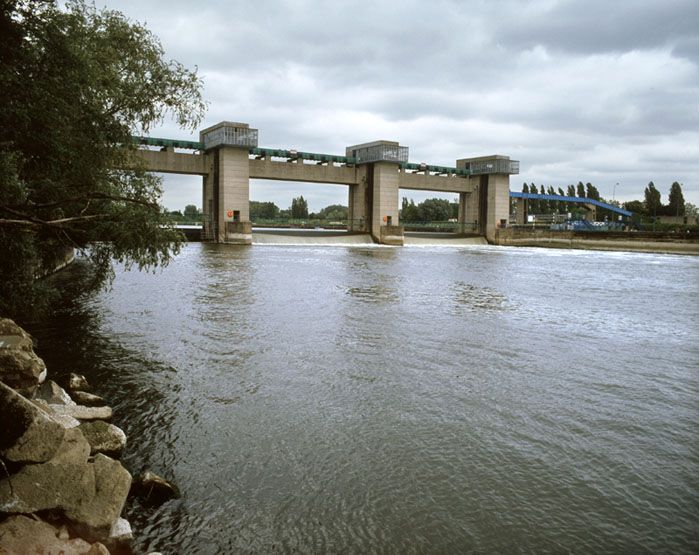 barrage mobile à vannes levantes, écluses