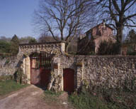 La porte Pacôme de l'ancien Ermitage de Sénart. Elle porte le nom du frère qui vers 1700 prit la direction du prieuré et lui redonna vie.