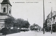 Carte postale ancienne. Vue de la rue Carnot et de l'église paroissiale. (AD Seine-Saint-Denis)