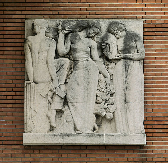 Bas-relief "les trois enseignements, le classique, le technique et le moderne"