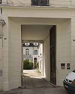 La porte cochère donnant accès à la cour de l'hôtel, vue depuis la rue du Général-Leclerc.