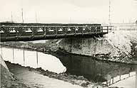 Ancien pont enjambant le canal de l'Ourq et reliant les quartier de la Pierre-Collinet à Beauval. (Collection particulière)