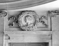 Bas-reliefs : deux profils en médaillon