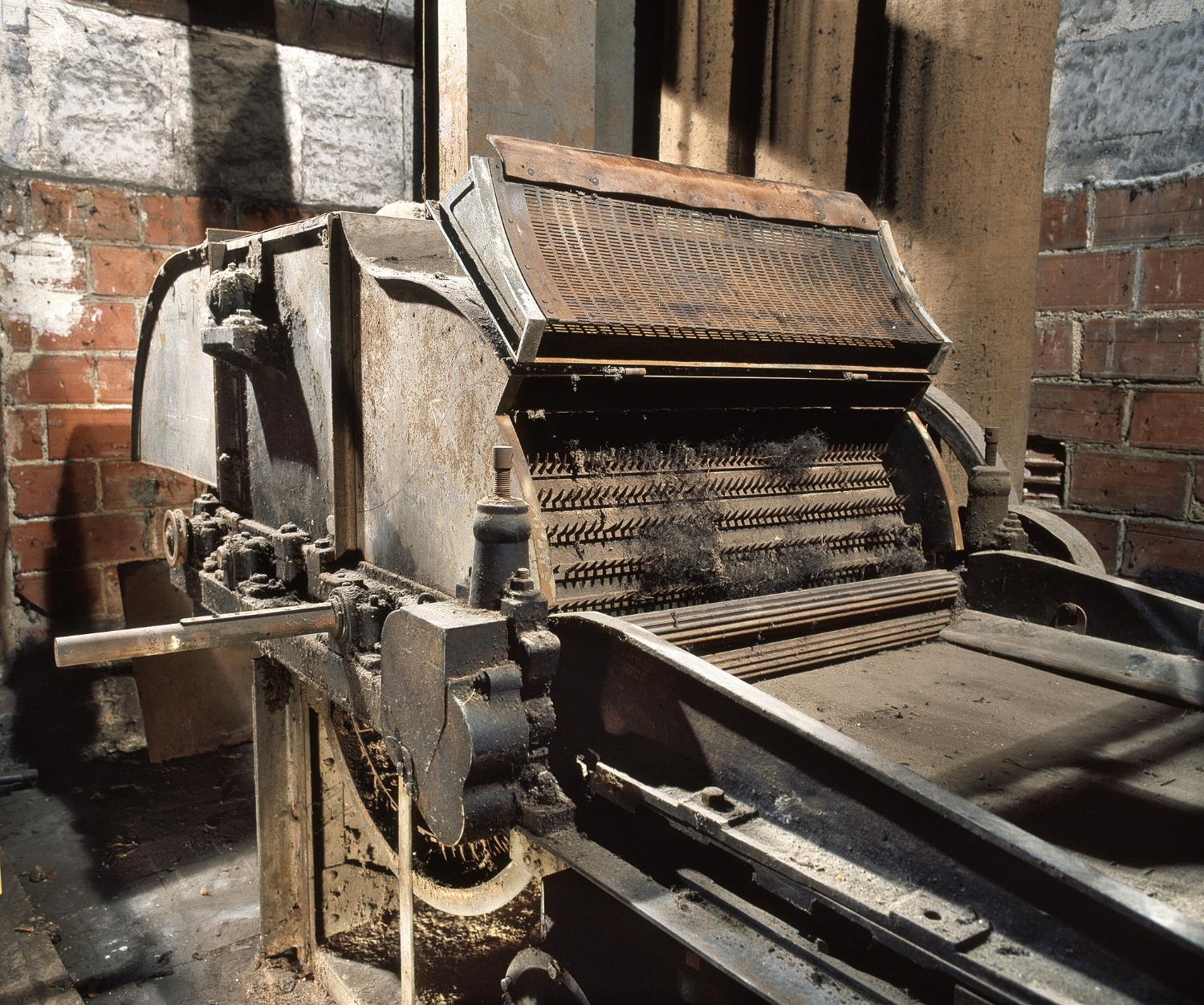 Machine à déchiqueter et à épurer mécaniquement : cardeuse